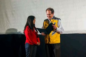 Andrés Zaratti, Secretario de Culturas (GAMLP), recibiendo un reconocimiento de Lhais Oliva Huanca, Directora del FOTOfest. (Fotografía: Gary Valenzuela)